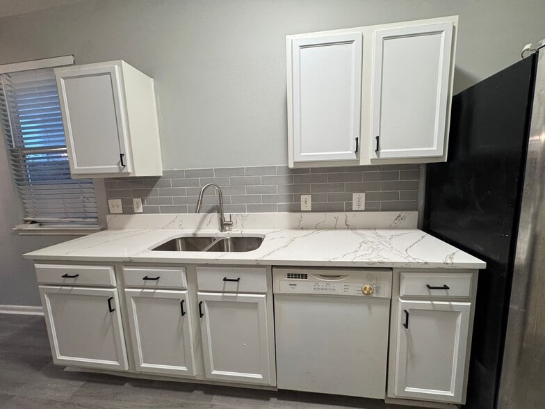 Building Photo - 6427 Waldron Dr