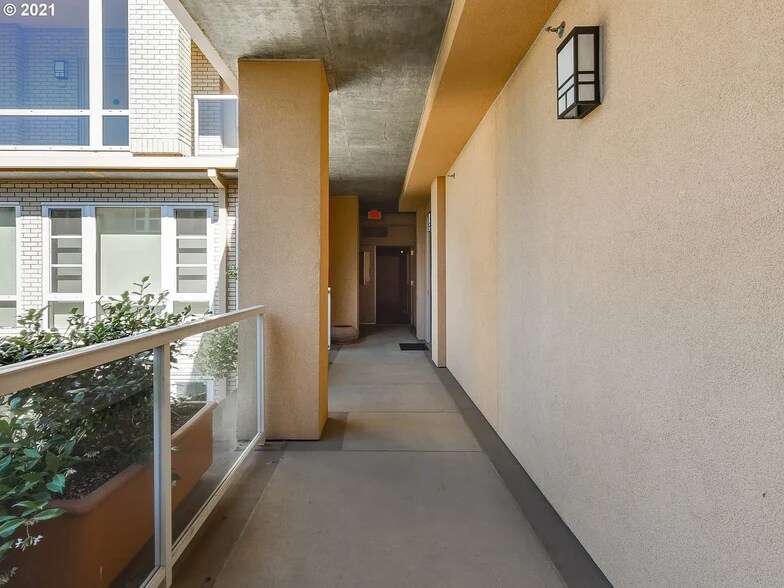 Building Photo - 1620 NE Broadway St