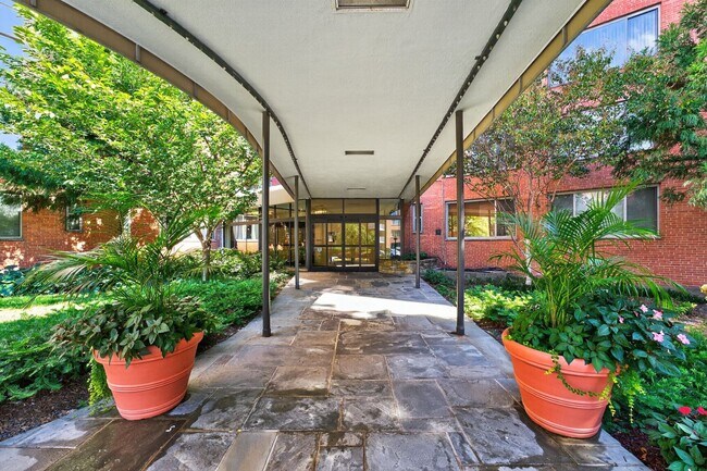 Building Photo - Short Term Lease Availble: Charming & Brig...