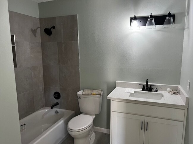 Building Photo - 3/2 Large Backyard, NEWLY renovated Kitchen & Baths