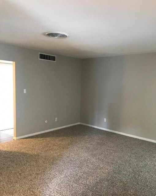 Building Photo - 1939 Meadowwood Ct