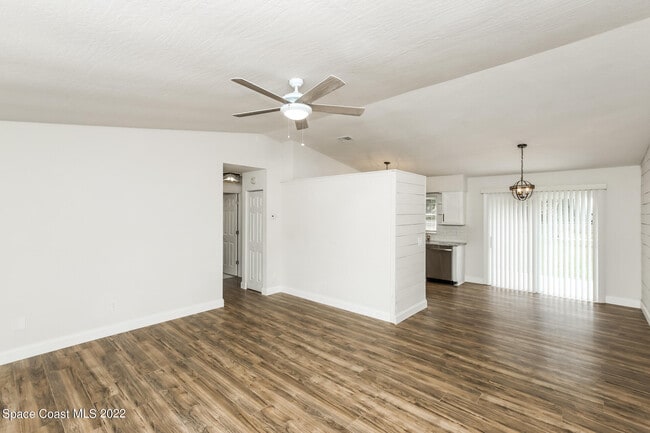 Building Photo - 764 Gelaso St SW