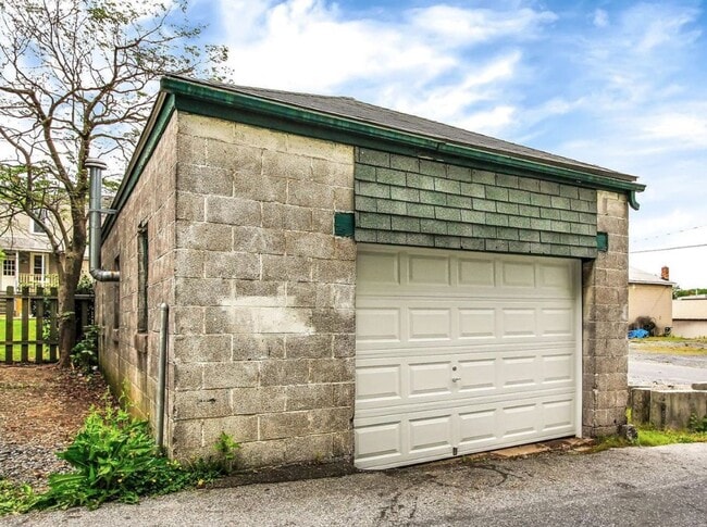 Building Photo - Bright 4 Bedroom, 1.5 Bath Home in Enola Pa!