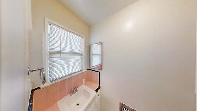 Building Photo - 3 bed 1.5 bath house + Studio Apt