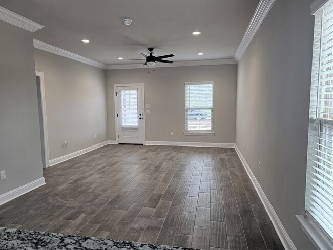 Building Photo - 706 Venecia Dr
