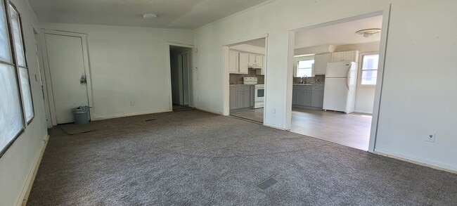 Building Photo - 3 bedroom 2 bathroom mobile home in Quarry...