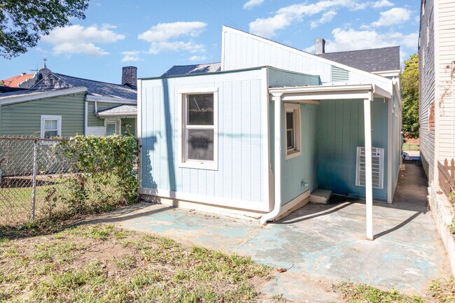 Building Photo - 214 W 9th St