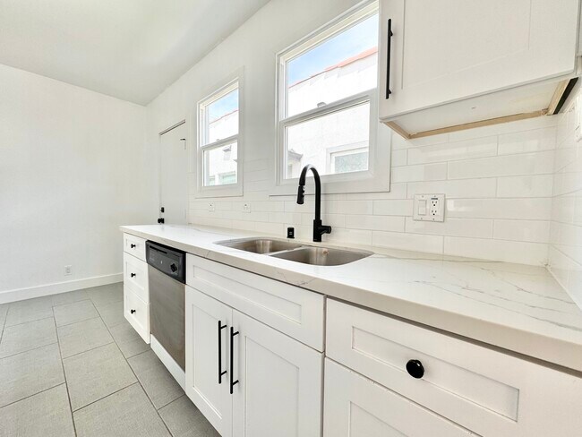 Building Photo - 338 N Kingsley Dr