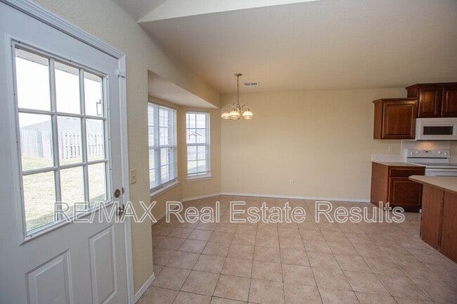 Building Photo - 1902 SW Fremont Rd