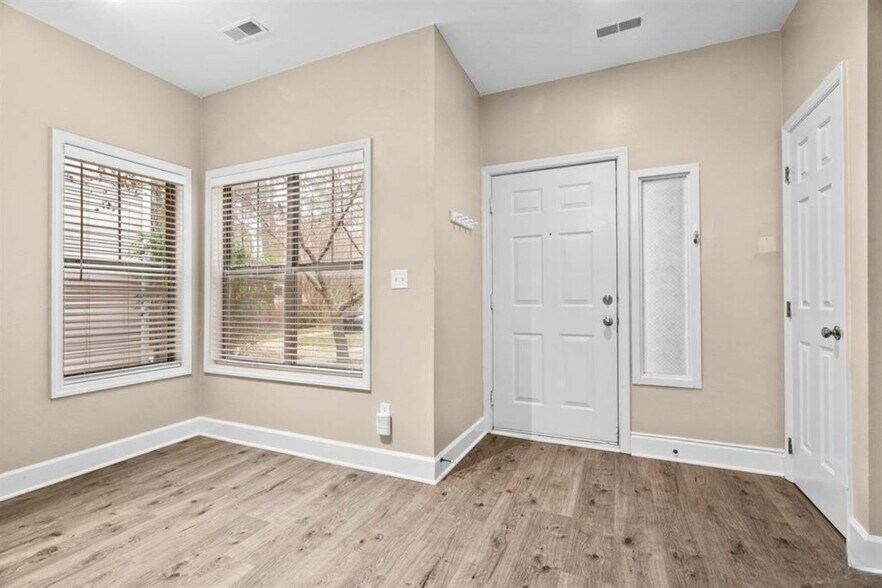Building Photo - 6121 Sunpointe Dr