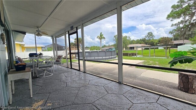 Building Photo - 639 Killarney Dr