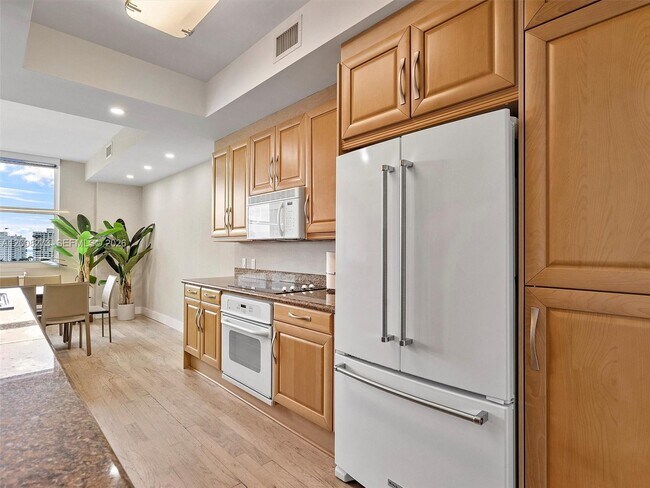 Building Photo - 9751 E Bay Harbor Dr