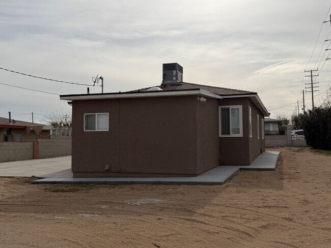 Building Photo - NEW LISTING!! 3 Bedroom 1.5 Bathroom House with Huge Yard, Central Heat & Air!