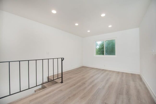 Building Photo - Downtown HB Remodled unit - 2 blocks from the sand