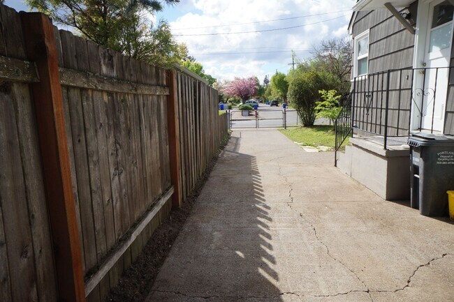 Building Photo - SE Portland 3-bedroom remodeled Bungalow