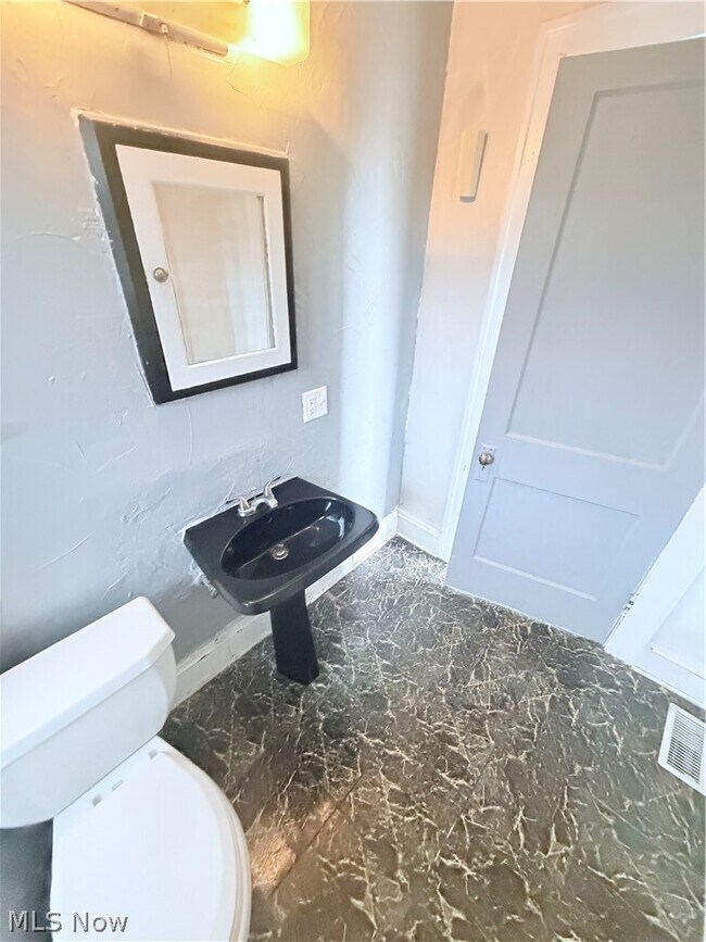 Building Photo - 14011 Glendale Ave