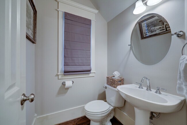 Building Photo - 1126 W 17th St