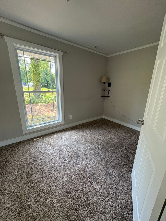 Building Photo - 3 Bedroom 2 Bath Home in Greenville