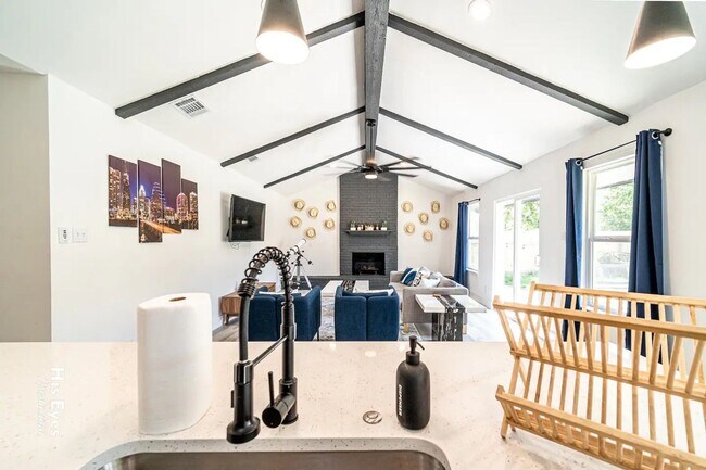 Building Photo - Experience Elevated Living in North Austin – Fully Furnished & Move-In Ready