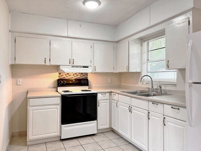 Building Photo - Three-Bedroom Home with Spacious Family Bo...