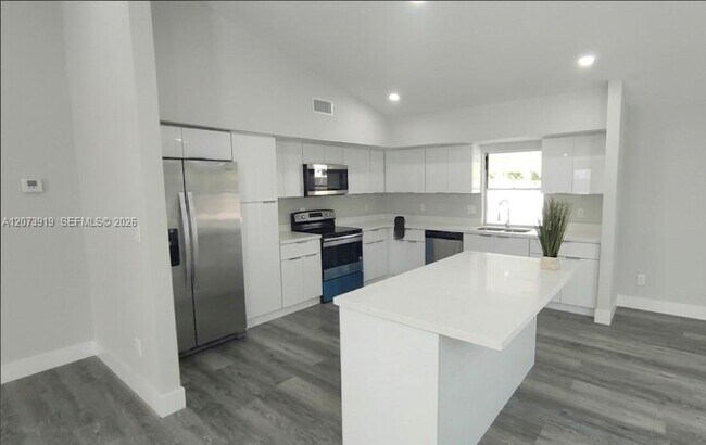 Building Photo - 333 NE Greenbrier Ave