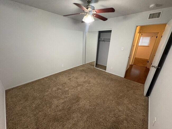 Building Photo - Rent Today! Available Charming 2 Bed 1 Bath in North Highlands Area!