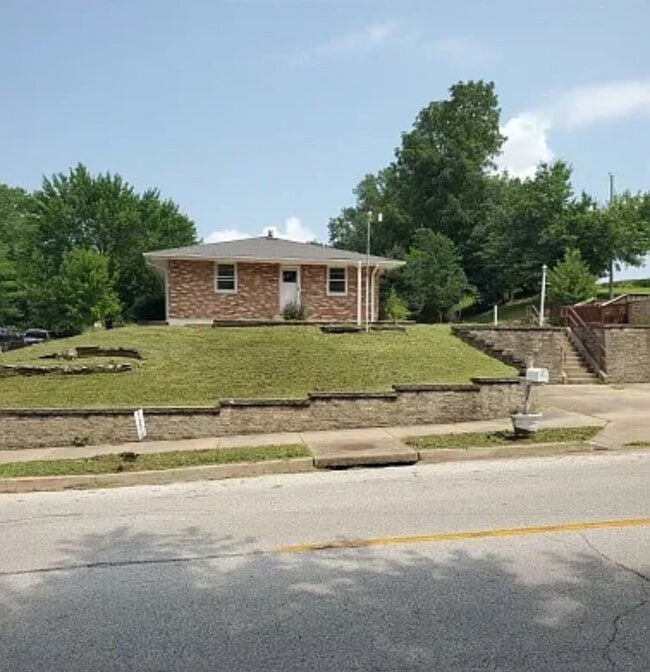 Building Photo - 1951 Elmwood Dr E