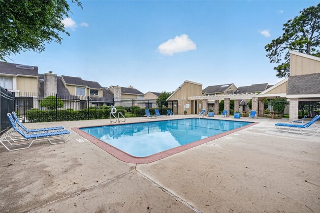 Building Photo - 2340 Woodland Park Dr