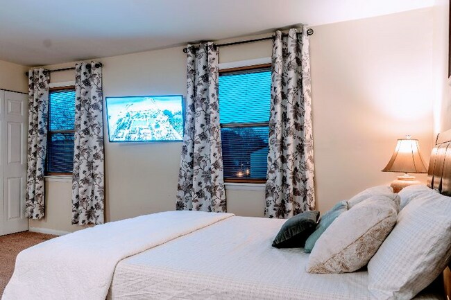 Building Photo - 2 Wimbledon Ln