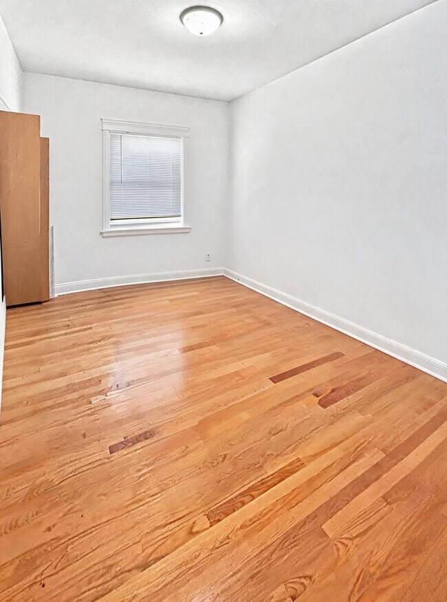Building Photo - 1657 W Wrightwood Ave