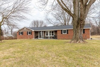 Building Photo - Renovated 3 Bedroom 2 Bathroom Rancher