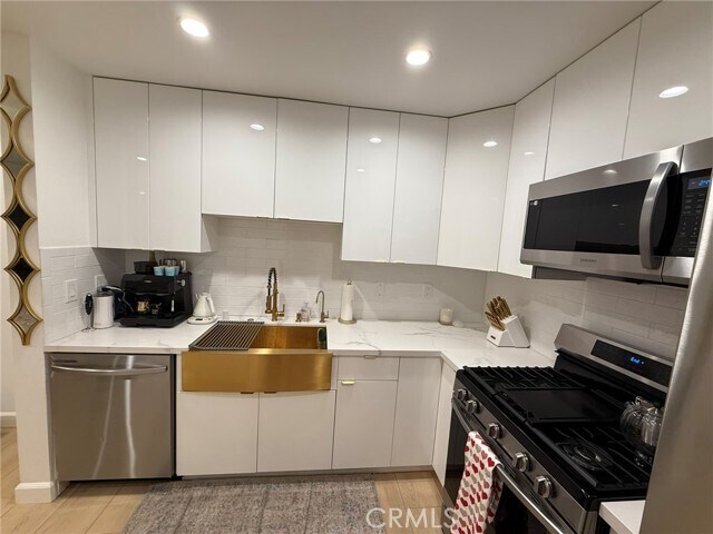 Building Photo - 22139 Burbank Blvd