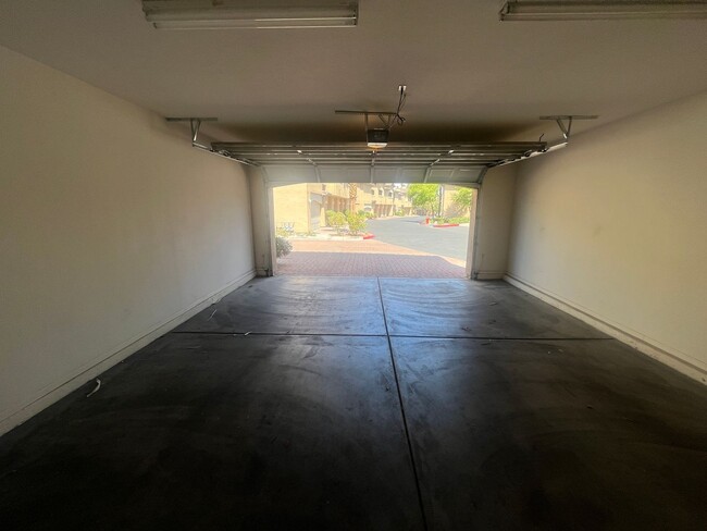 Building Photo - Guard Gated 2 Bedroom Condo - Red Hills in...