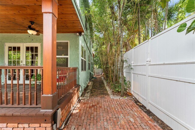 Building Photo - 918 Tequesta St