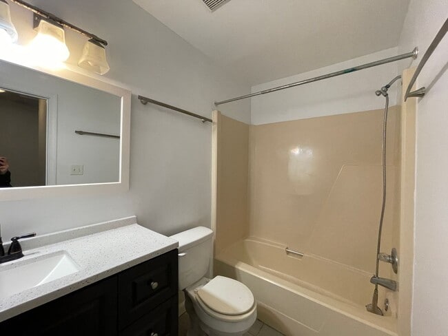 Building Photo - 3 bedroom townhome! Fenced backyard.