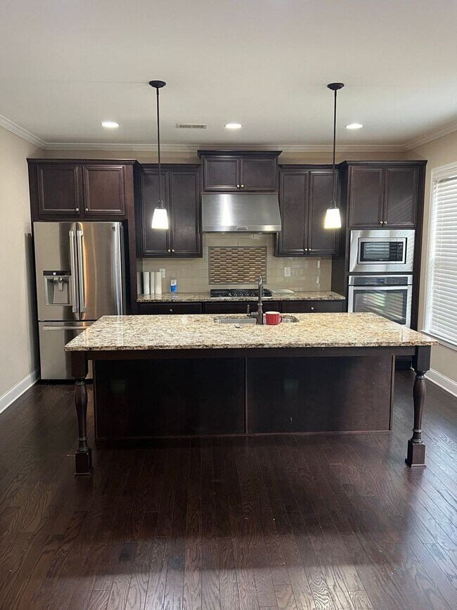 Building Photo - Now Ready! Amazing 5 bedroom house with 3 full bathrooms!
