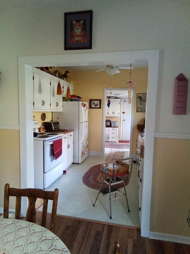 Building Photo - Cute Cottage overlooking Downtown Lansing - Walk to Stores, Park & Creek!