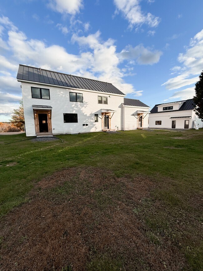 Building Photo - 959 W River Rd