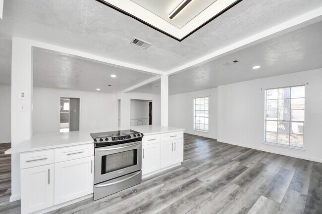 Building Photo - 8011 La Roche Ln