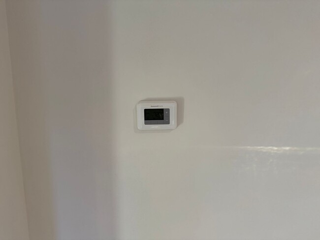 Building Photo - Open Thursday 12/11 3-4pm Private HOME 3bed/2 bath + POOL in Woodland Hills!