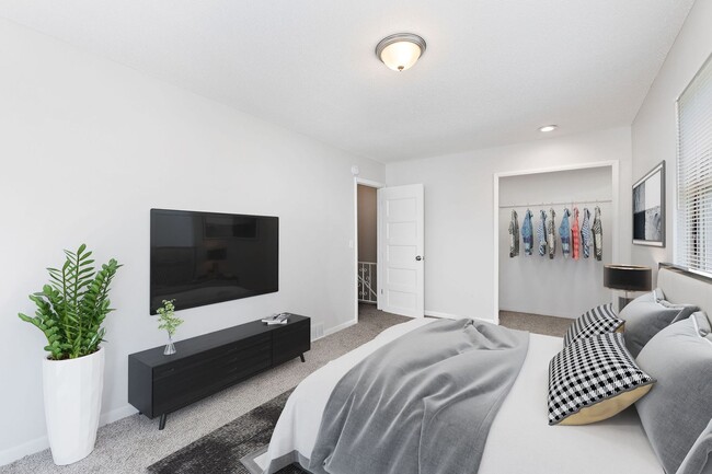 Building Photo - Remodeled & Updated 2 Bedroom Duplex Unit!