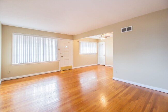 Building Photo - Lovely Large 3 Bedroom 1 1/2  Bath Ranch Style Home