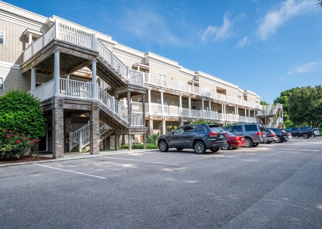 Building Photo - OFF-SEASON FURNISHED MONTHLY RENTAL AVAILABLE JAN '26