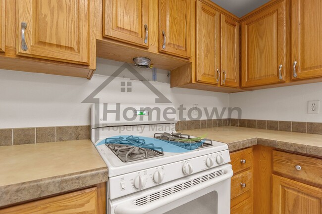 Building Photo - 3 Bedroom 2 Bathroom Home with Off-Street ...