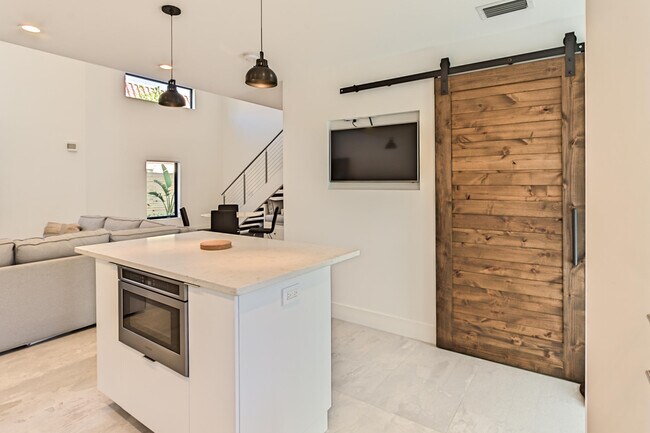 Building Photo - 1955 NE 4th St