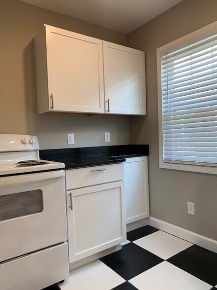 Building Photo - 827 W 44th St