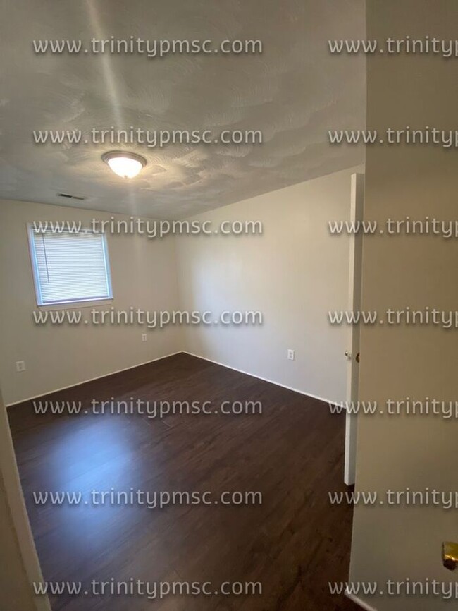 Building Photo - Freshly painted! Available now!