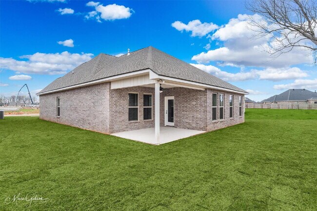 Building Photo - "Charming 3-Bedroom Bossier City Home with 2 Full Baths and 1848 Sq Ft of Comfort!"