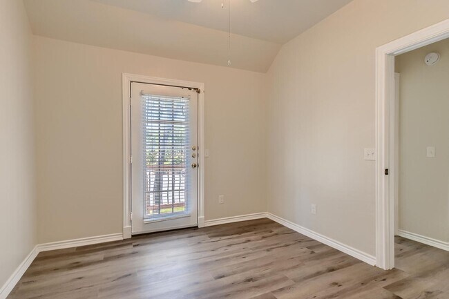 Building Photo - 4BD/3BA HOME IN SHADY HOLLOW ON CUL-DE-SAC!