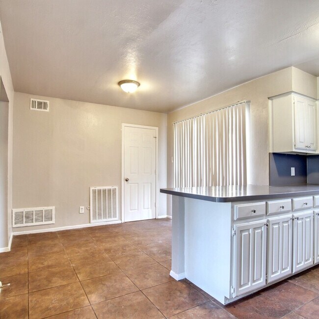 Building Photo - 1222 Oakbluff Dr